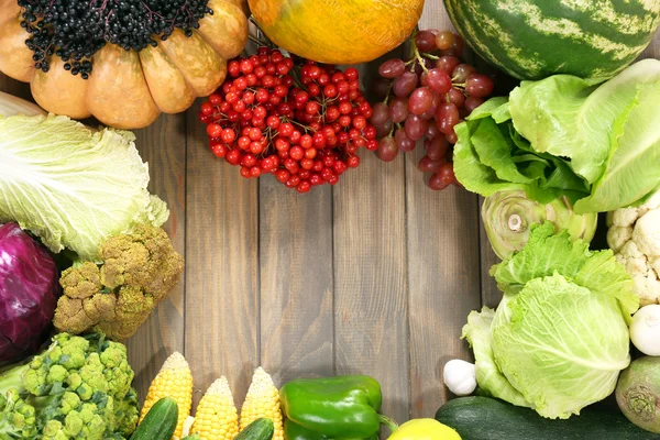 Verdure biologiche fresche sul tavolo di legno, da vicino — Foto Stock