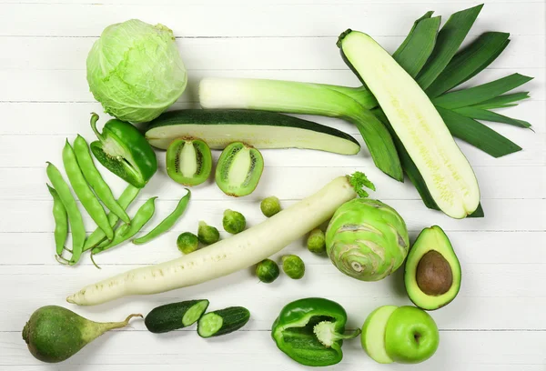 Verse biologische groenten en fruit op houten tafel, close-up — Stockfoto