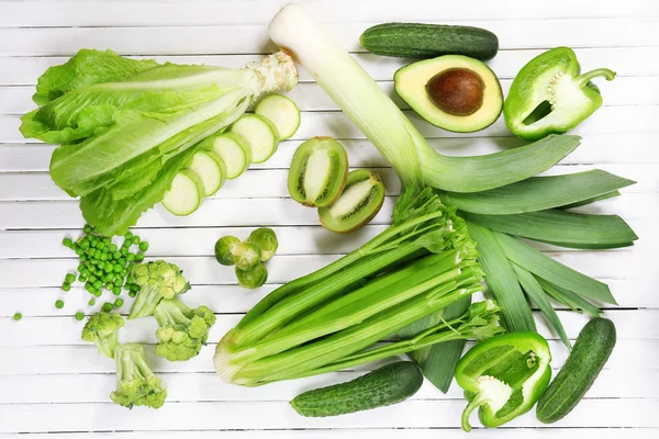 Verse biologische groenten en fruit op houten tafel, close-up — Stockfoto