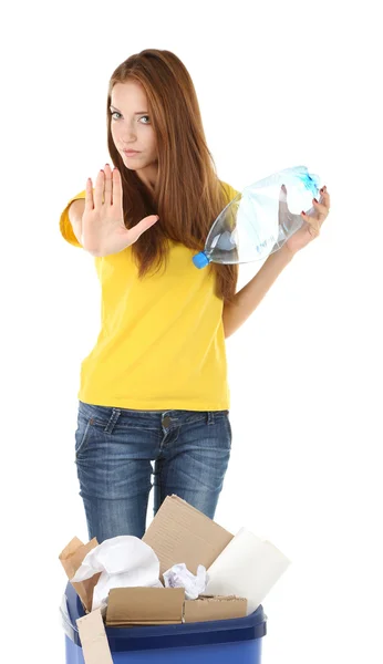 Молодая девушка сортировки бумаги и картона изолированы на белом — стоковое фото