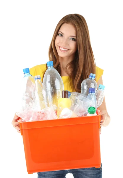 Mladá dívka třídění plastových lahví izolovaných na bílém — Stock fotografie