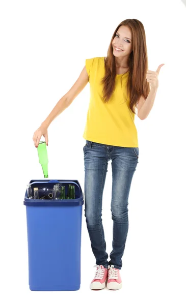 Joven chica clasificación botellas de vidrio aislado en blanco — Foto de Stock