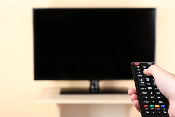 TV och med hjälp av fjärrkontrollen — Stockfoto