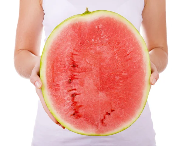 Frau hält Hälften von Wassermelone isoliert auf weiß — Stockfoto