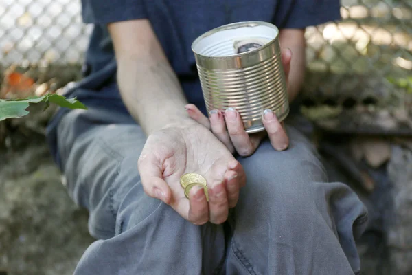 Mendicante senzatetto soldi sulle sue mani sporche — Foto Stock