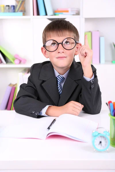 Colegial sentado en la mesa en el aula Imagen De Stock