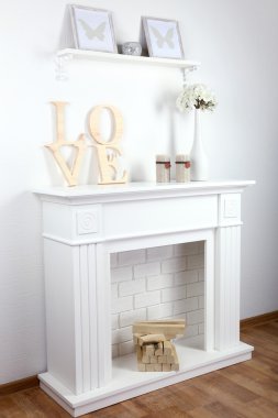 güzel süslemeleri ile şömine