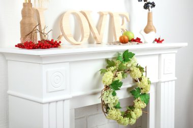 güzel süslemeleri ile şömine