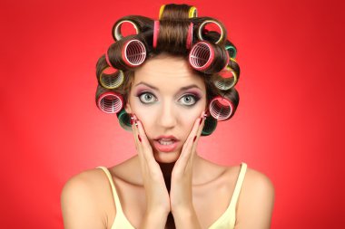 Saç curlers içinde güzel kız