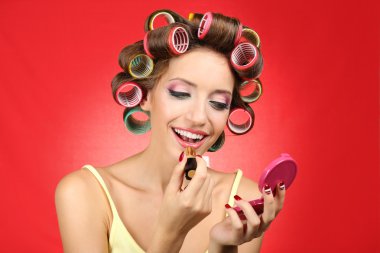 Saç curlers içinde güzel kız