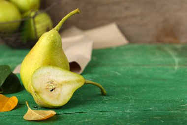 ahşap masa üstünde lezzetli olgun armut