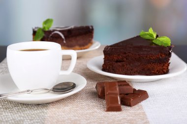 Tabak ve bardak çay tablo doğal zemin üzerine çikolatalı kek parçaları