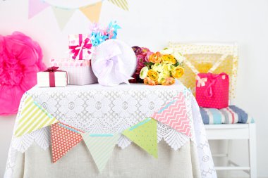 Düğün ya da doğum günü hediyeler parlak zemin üzerine dekore edilmiş masada