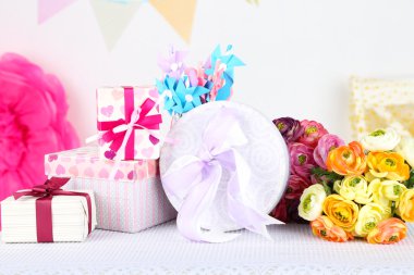 Düğün ya da doğum günü hediyeler parlak zemin üzerine dekore edilmiş masada