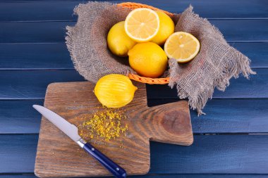 Limon kesme tahtası üzerinde