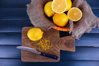 Limon kesme tahtası üzerinde