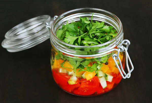 Ensalada de verduras en frasco de vidrio — Foto de Stock