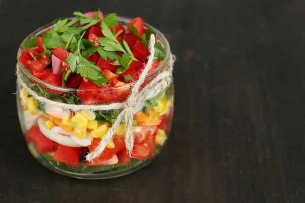 Plantaardige salade in glazen pot — Stockfoto