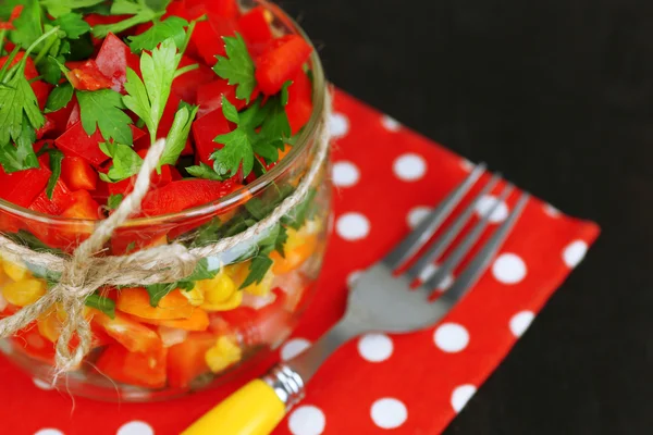 Plantaardige salade in glazen pot — Stockfoto