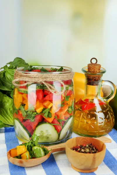 Ensalada de verduras en frasco de vidrio —  Fotos de Stock