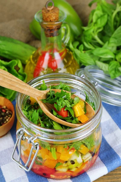 Salada de legumes em jarra de vidro — Fotografia de Stock