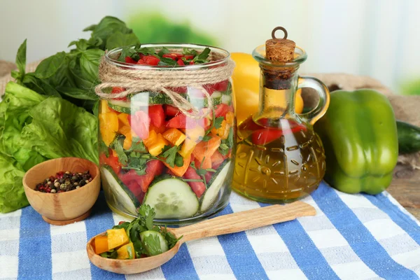 Ensalada de verduras en frasco de vidrio —  Fotos de Stock