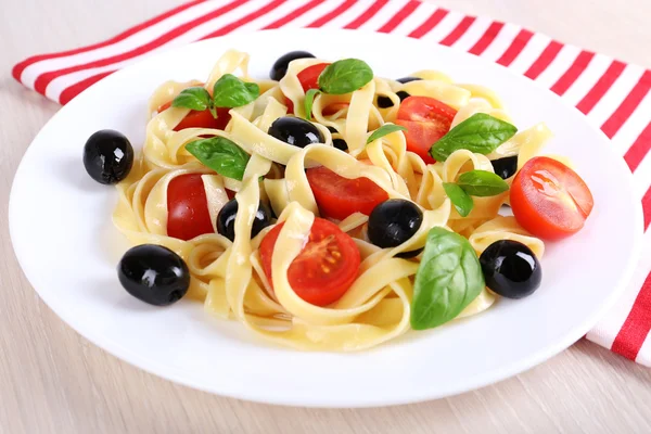 Espaguetis con tomates y aceitunas — Foto de Stock