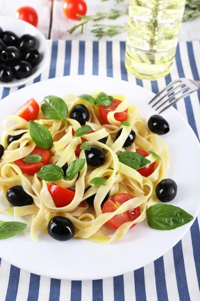 Spaghetti with tomatoes and olives — Stock Photo, Image