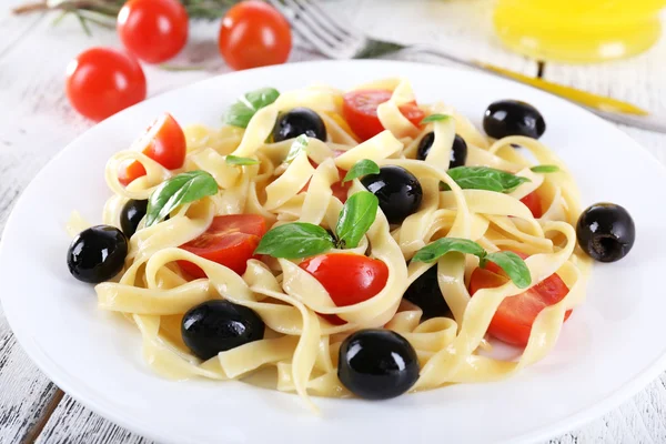 Спагетті з помідорами та оливками — стокове фото
