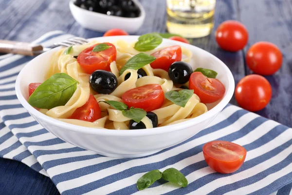 Spaghetti with tomatoes and olives — Stock Photo, Image