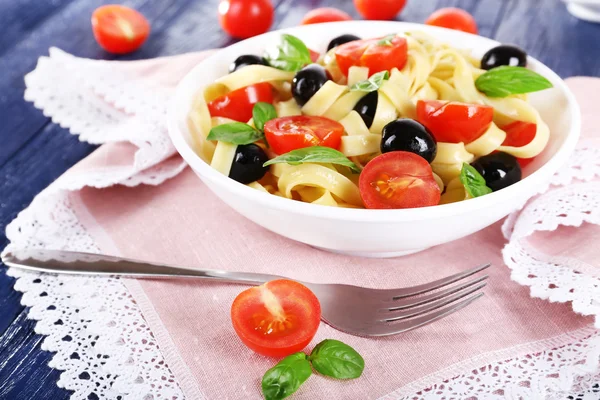 Spaghetti with tomatoes and olives — Stock Photo, Image