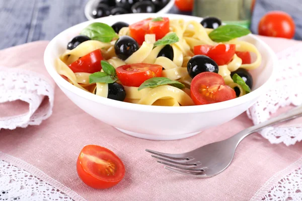 Espaguete com tomates e azeitonas — Fotografia de Stock