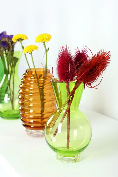 Bunte Vasen auf weißem Tisch — Stockfoto