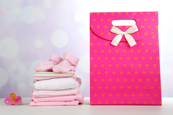 Babykleidung und Geschenktüte — Stockfoto