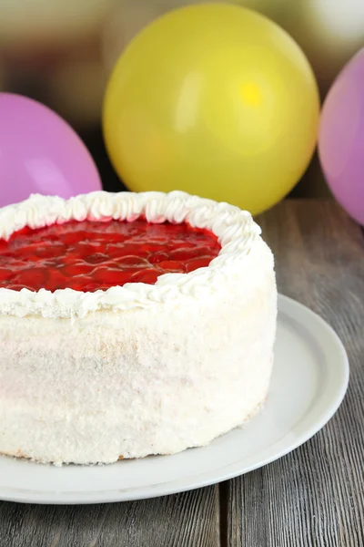 Weißer Kuchen auf hellem Hintergrund — Stockfoto