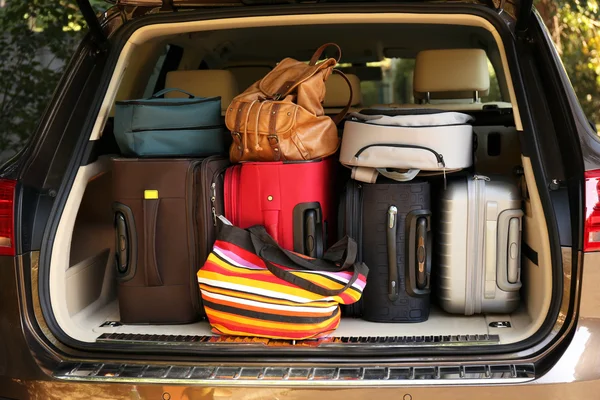 Maletas y bolsas en maletero de coche listas para salir de vacaciones —  Fotos de Stock