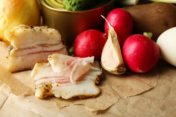 Bacon, fresh vegetables, boiled egg and bread on paper background. Village breakfast concept. — Stock Photo, Image