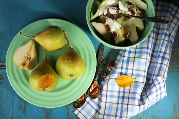 Tasty dessert with pears and fresh pears, on wooden table — Stock Photo, Image
