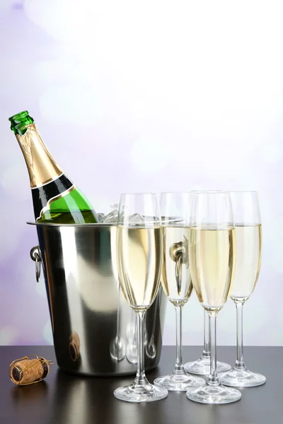 Champagne in bicchieri e bottiglia — Foto Stock