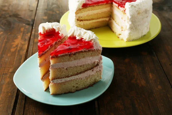 Gâteau aux fraises sur table close-up — Photo
