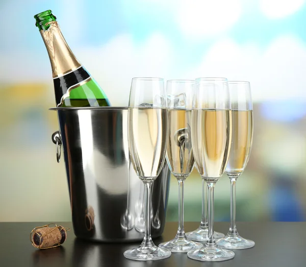 Champagne in bicchieri e bottiglia in ristorante — Foto Stock