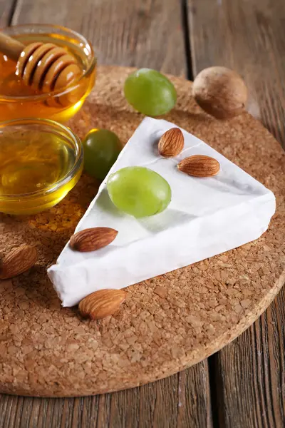 Queso Brie, miel en un tazón de vidrio — Foto de Stock