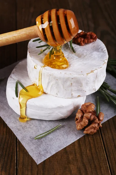Camembert cheese, honey and nuts — Stock Photo, Image