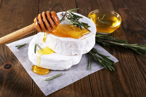 Camembert peyniri ve bal — Stok fotoğraf