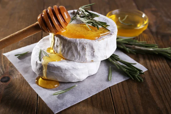 Camembert-Käse und Honig — Stockfoto