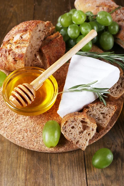 Camembert ost, honung och bröd — Stockfoto
