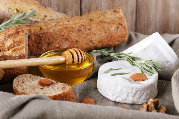 Queijo de camembert, mel e pão — Fotografia de Stock