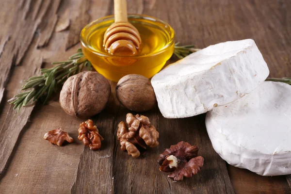 Queso camembert, miel y frutos secos — Foto de Stock