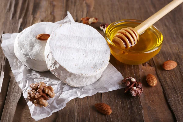 Queijo camembert sobre papel — Fotografia de Stock