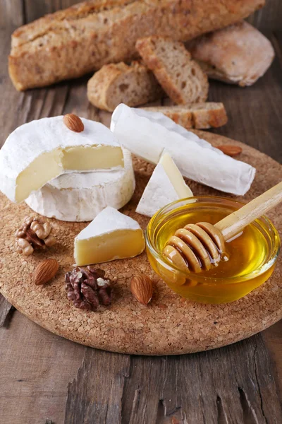 Camembert cheese, nuts, honey — Stock Photo, Image